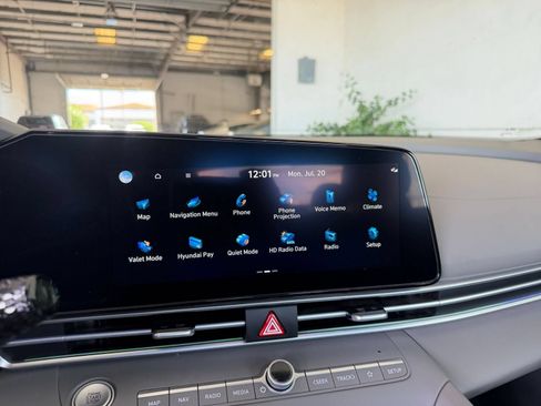 Used 2025 Hyundai Elantra SEL FWD image 17