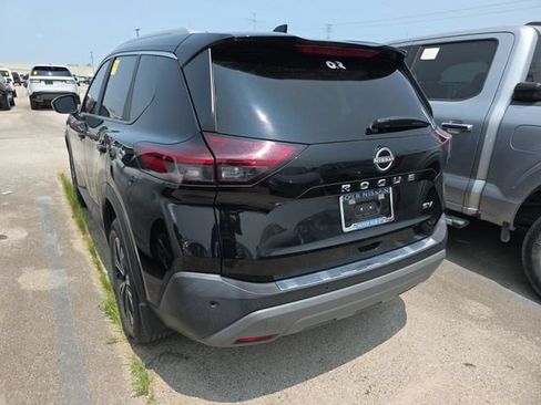 Used 2023 Nissan Rogue SV w/ SV Premium B Package FWD image 5