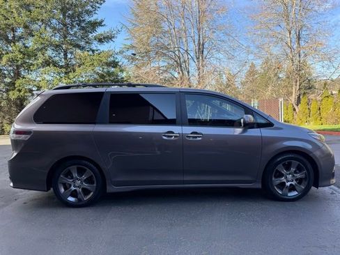 Used 2015 Toyota Sienna SE w/ SE Preferred Package image 4