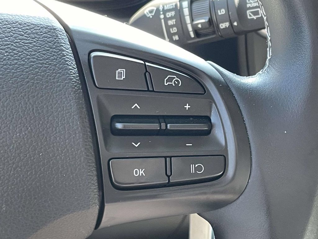 Certified 2023 Hyundai Venue SEL FWD image 21