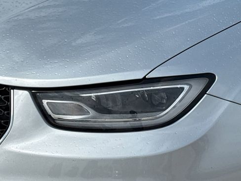 Used 2023 Chrysler Pacifica Touring-L FWD image 4