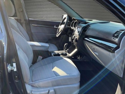 Used 2011 Kia Sorento LX w/ Convenience Pkg image 28