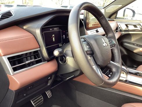 Used 2025 Mitsubishi Outlander SEL image 11