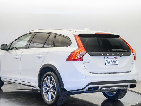 Used 2018 Volvo V60 T5 Cross Country AWD/4WD image 2