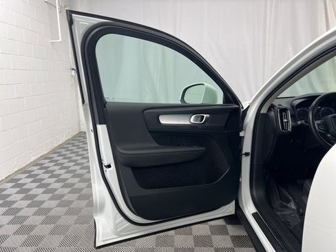 Used 2020 Volvo XC40 T5 Momentum w/ Protection Package Premier image 16