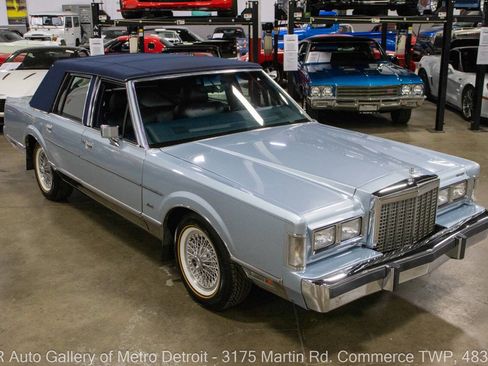 Used 1986 Lincoln Town Car image 9