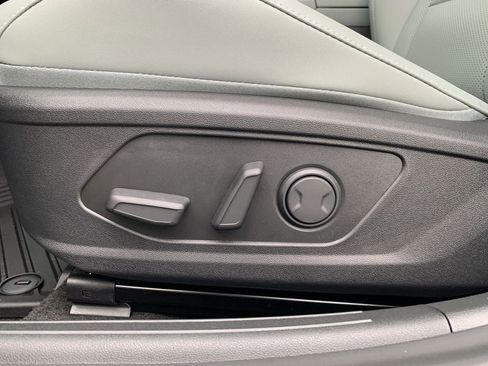 New 2025 Hyundai Elantra Limited image 28