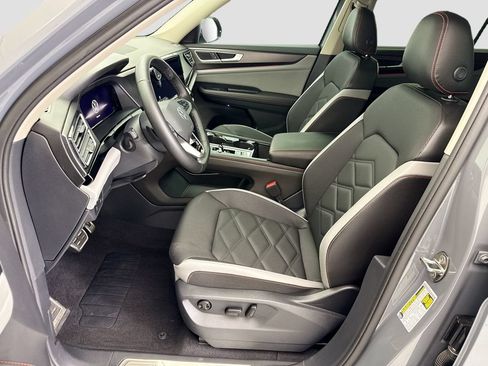 Used 2025 Volkswagen Atlas Peak Edition SE AWD/4WD image 17