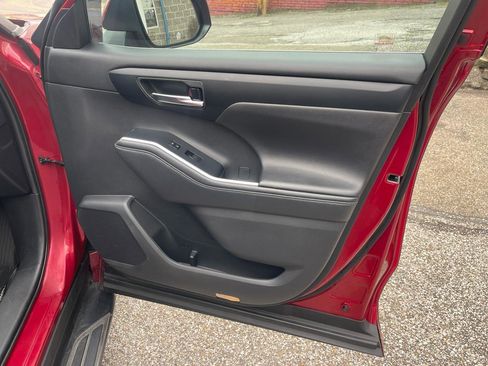 Used 2020 Toyota Highlander XLE image 28