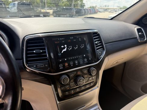 Used 2022 Jeep Grand Cherokee Laredo E RWD image 19
