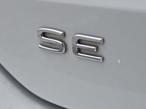 Used 2022 Volkswagen Taos SE w/ Panoramic Sunroof Package image 11