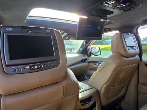 Used 2019 Cadillac Escalade Platinum AWD/4WD image 24