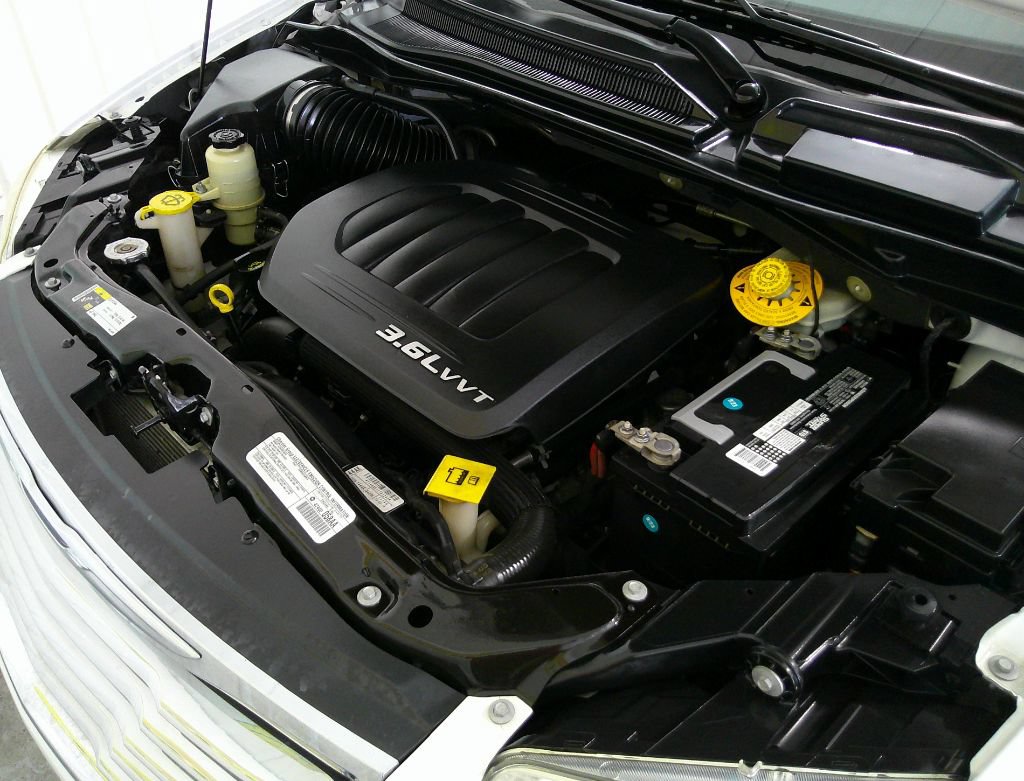 Used 2014 Chrysler Town & Country Touring FWD image 48
