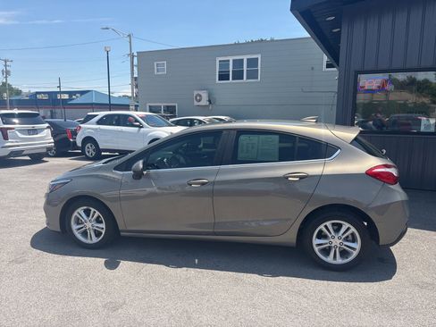 Used 2018 Chevrolet Cruze LT w/ Sun And Sound Package FWD image 2