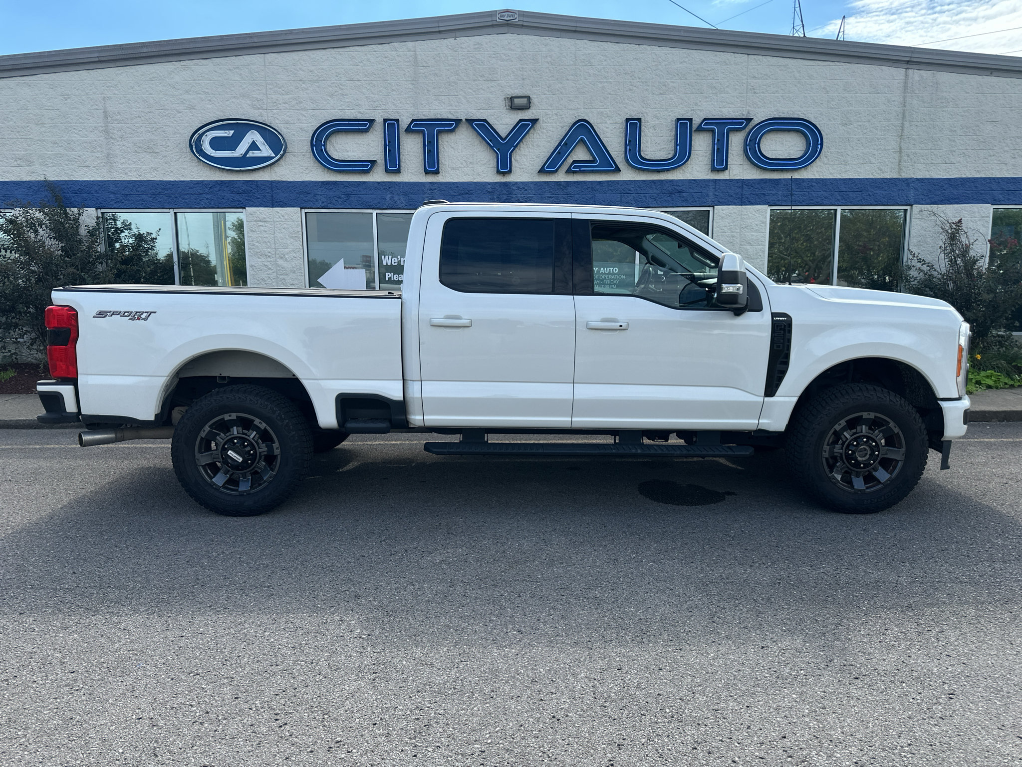 Used 2023 Ford F250 Lariat w/ Sport Appearance Package AWD/4WD image 3