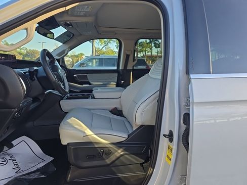 Used 2025 Ford Expedition Platinum w/ Platinum Ultimate Package image 5