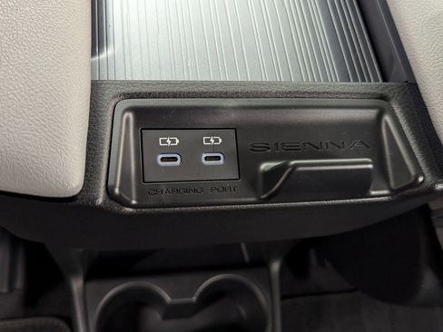 Used 2025 Toyota Sienna LE image 21