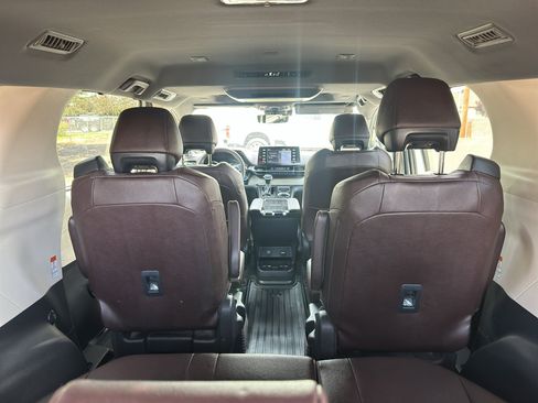 Used 2023 Toyota Sienna Platinum AWD/4WD image 13
