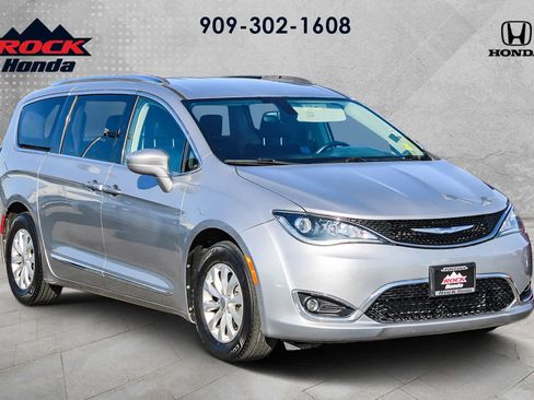 Used 2018 Chrysler Pacifica Touring-L image 3
