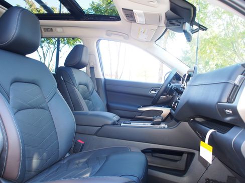 New 2025 Nissan Pathfinder Platinum w/ Cargo Package image 11