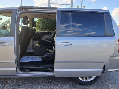 Used 2016 Dodge Grand Caravan SXT image 11