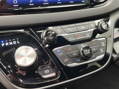 Used 2025 Chrysler Pacifica Select FWD image 17