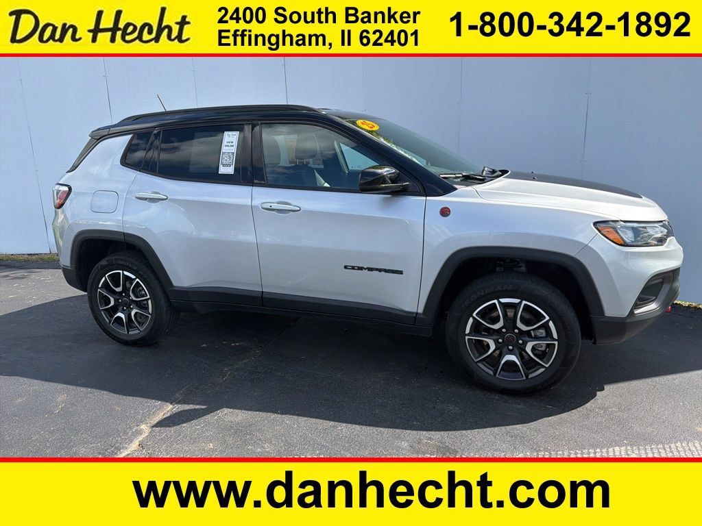 Used 2025 Jeep Compass Trailhawk AWD/4WD image 1