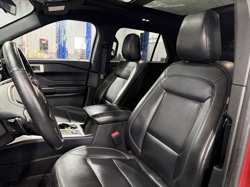 Used 2020 Ford Explorer XLT w/ Equipment Group 202A image 5