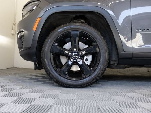 Used 2025 Jeep Grand Cherokee L Limited w/ Black Appearance Package RWD image 9