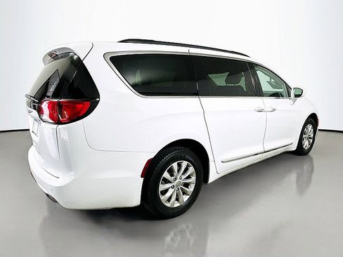 Used 2017 Chrysler Pacifica Touring-L FWD image 7