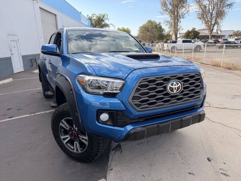 Used 2017 Toyota Tacoma TRD Off-Road AWD/4WD image 4