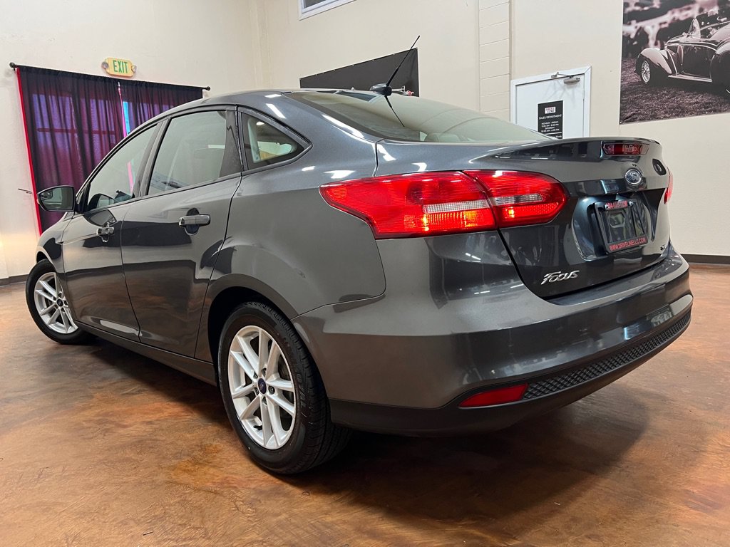 Used 2017 Ford Focus SE FWD image 2