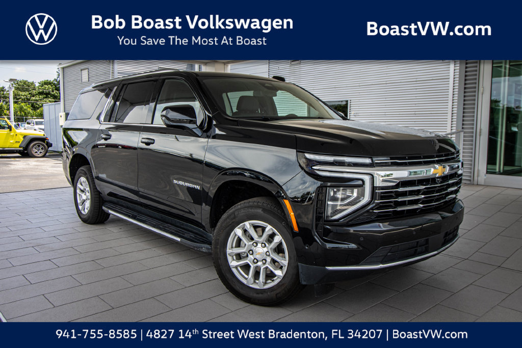 Used 2025 Chevrolet Suburban LT RWD image 1