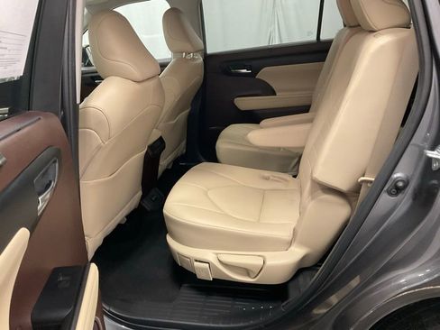 Used 2022 Toyota Highlander XLE image 27