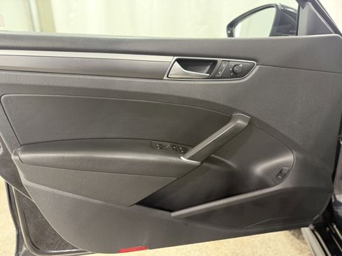 Used 2018 Volkswagen Passat 2.0T R-Line image 11