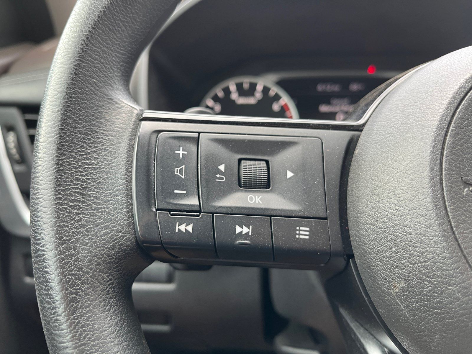 Used 2021 Nissan Rogue S FWD image 19