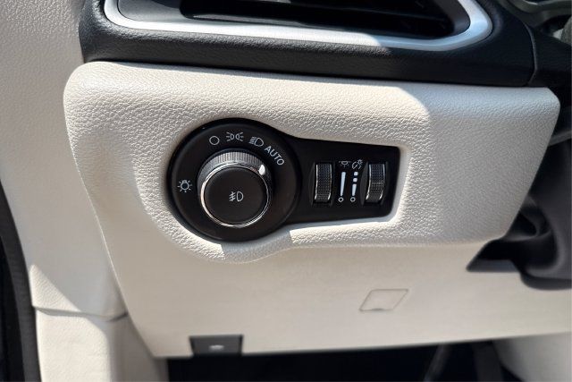 Used 2023 Chrysler Pacifica Touring-L FWD image 17
