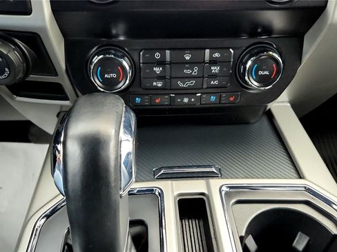 Used 2020 Ford F150 Lariat image 29