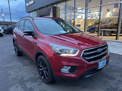 Used 2017 Ford Escape Titanium image 3