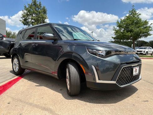 Used 2025 Kia Soul LX w/ LX Technology Package FWD image 4