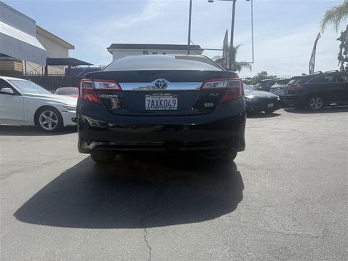 Used 2013 Toyota Camry XLE w/ Leather Pkg FWD image 5