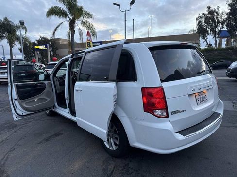 Used 2019 Dodge Grand Caravan SXT image 14