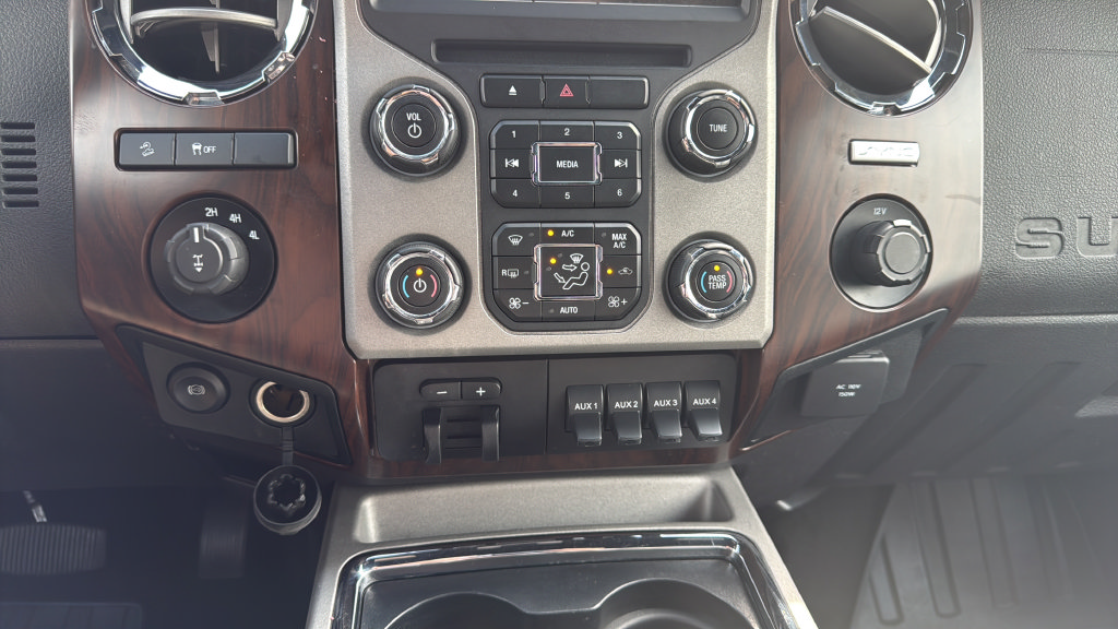 Used 2016 Ford F250 Lariat w/ Lariat Ultimate Package AWD/4WD image 24