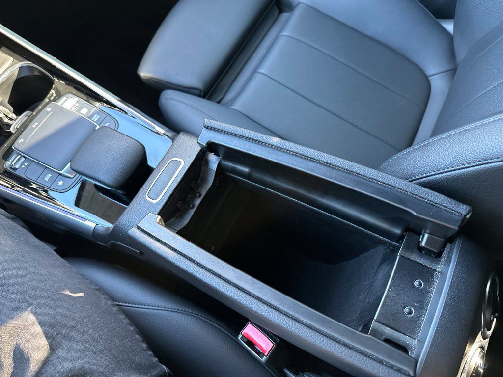 Used 2021 Mercedes-Benz GLB 250 4MATIC w/ Premium Package image 34
