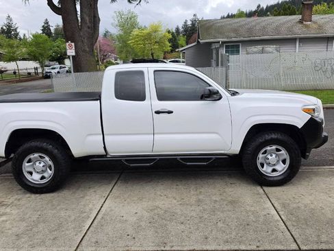 Used 2016 Toyota Tacoma SR RWD image 4