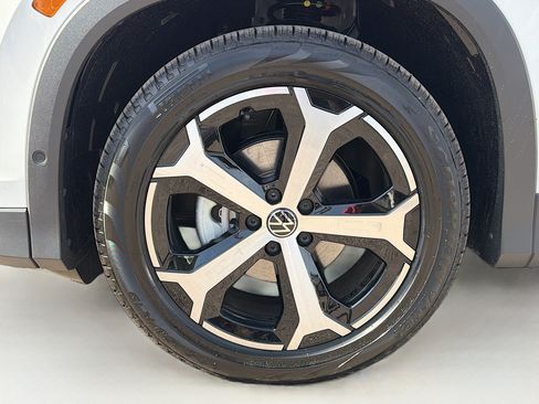 New 2026 Volkswagen Tiguan SE FWD image 41