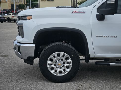 Used 2025 Chevrolet Silverado 2500 LT AWD/4WD image 12
