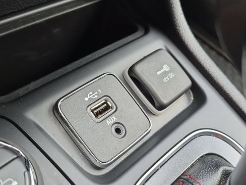 Used 2020 Jeep Cherokee Trailhawk w/ Cold Weather Group AWD/4WD image 31
