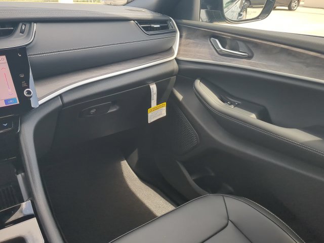 New 2027 Jeep Grand Cherokee Limited RWD image 16