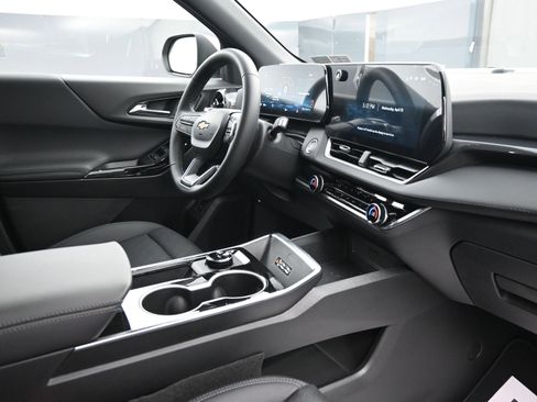New 2026 Chevrolet Equinox LT w/ Convenience Package II FWD image 35
